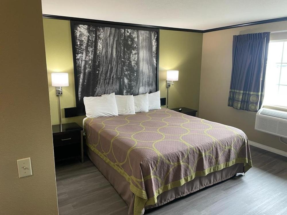 Super 8 by Wyndham Crescent City